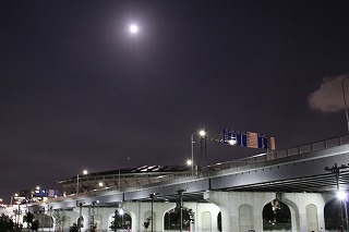 新横浜の月.jpg