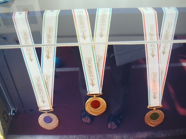 金（中央）、銀（左）、銅（右）メダル