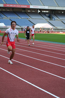 100mトライアルでG5の皆さんと共に走る塚原選手