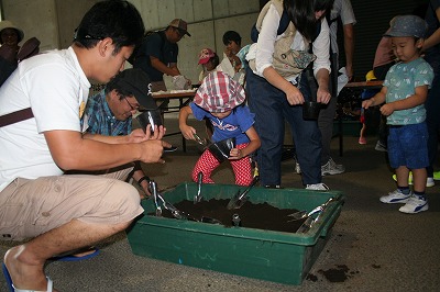 親子で体験日産スタジアムの芝生 (7).jpg