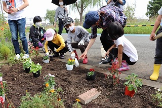 （10）花植え(2).jpg