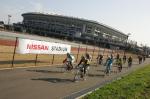 新横浜公園内の園路(背景は日産スタジアム)