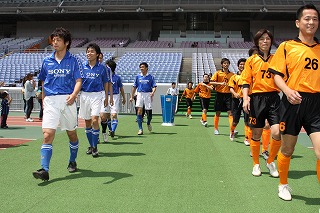 日産スタジアムの 天然の芝生 でプレーしよう チームを募集します 日産スタジアム 日産スタジアムの 天然の芝生 でプレーしよう チームを募集します 日産スタジアム